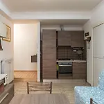 Joivy Sleek Flat With Easy Access To Central Rome