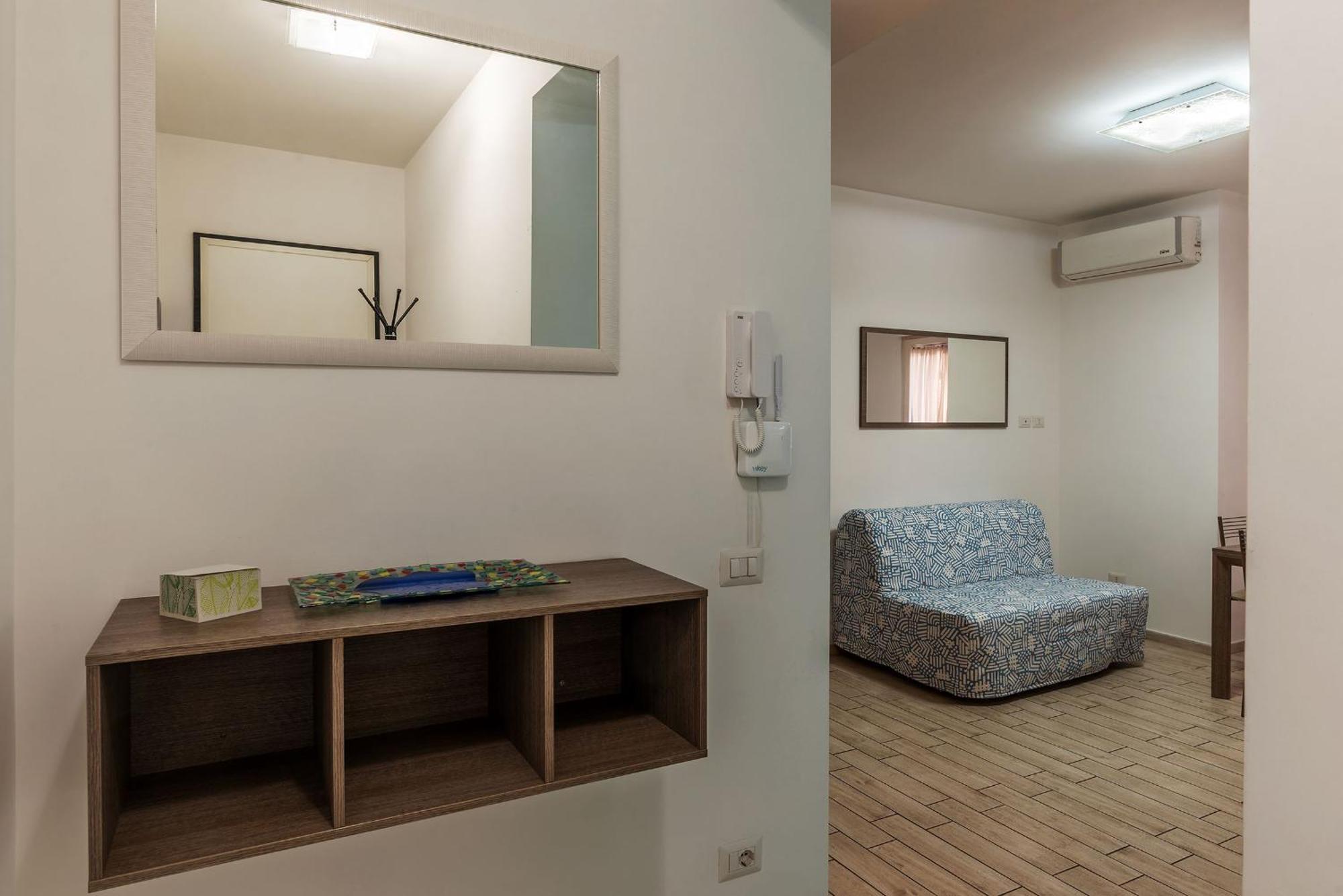 Joivy Sleek Flat With Easy Access To Apartment Rom