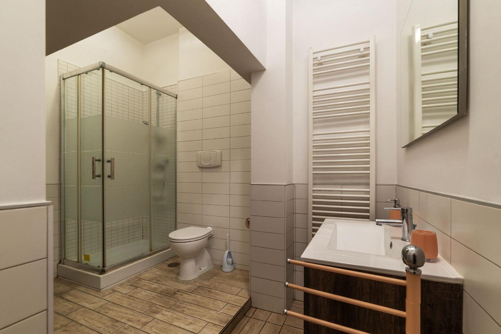 Joivy Sleek Flat With Easy Access To Apartment Rom