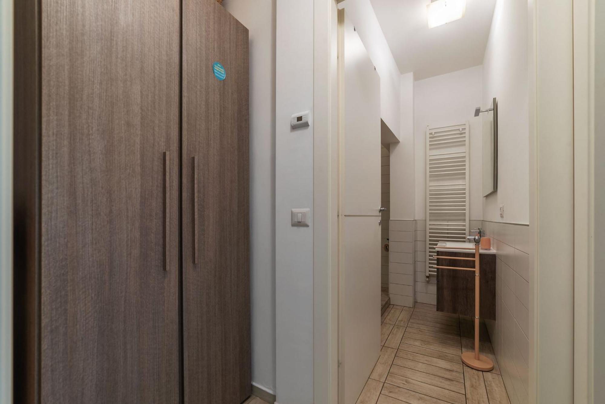 Joivy Sleek Flat With Easy Access To Apartment